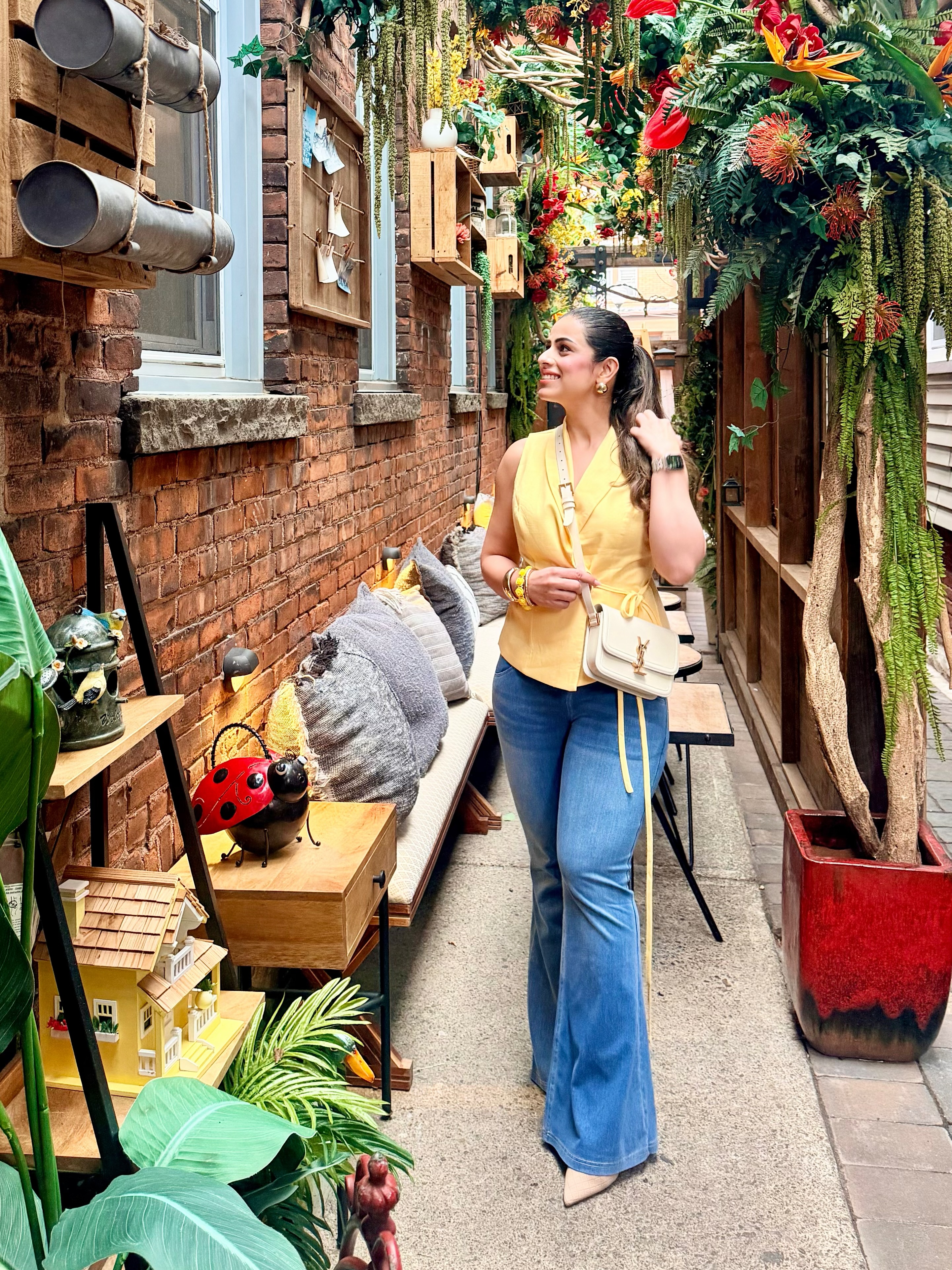 Linen blazer looks better with a coffee stop 🫶🏻💐
.
.
.
#njcafe #fashioninfluencers deni