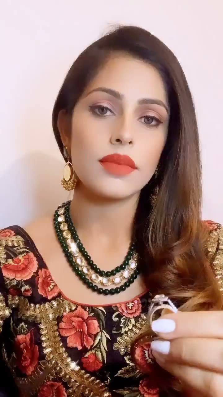 Roopsi Bansal in a traditional embroidered outfit wearing a layered kundan necklace and drop earrings