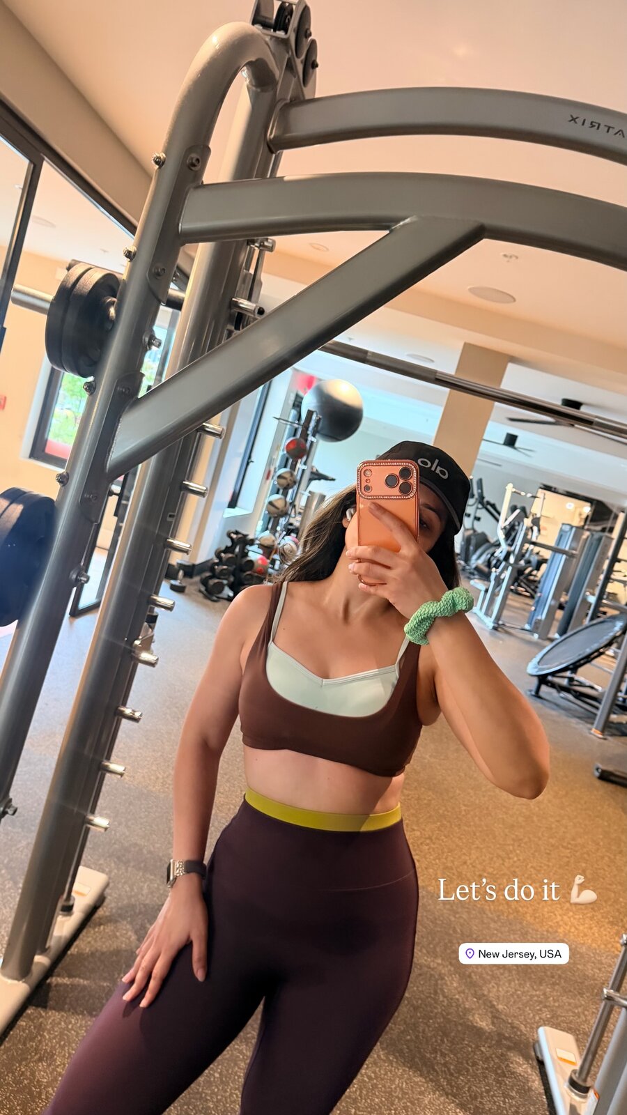 Roopsi Bansal taking a gym mirror selfie in a sports bra and leggings