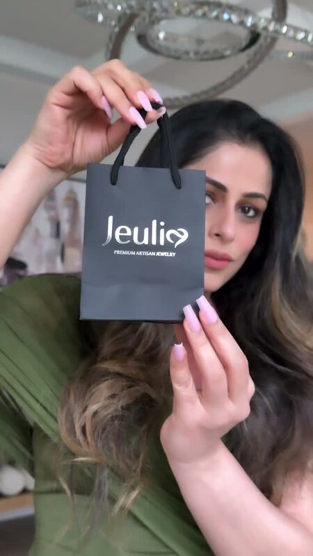 Jeulia — Tiny details, big sparkle — a ring moment from Jeulia.