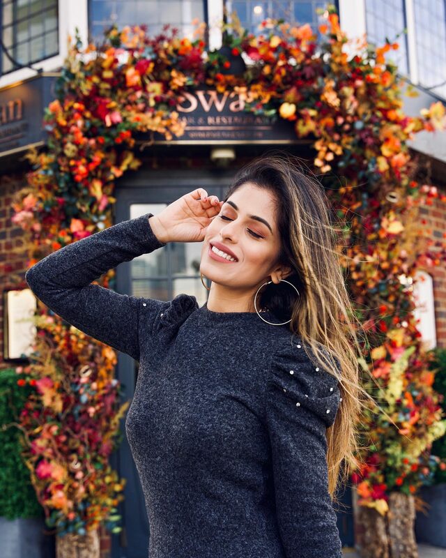 Zara — Weekend vibes in Zara, framed by an autumn floral archway.